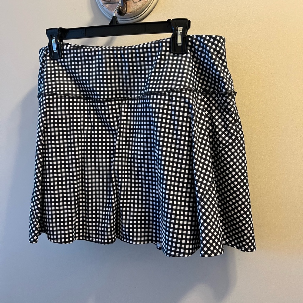XXL/20 Avia Black and White A-Line Skort with shorts